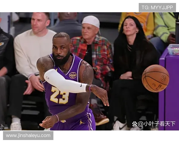 湖人核心复出助力球队连胜 詹姆斯状态引爆全场讨论